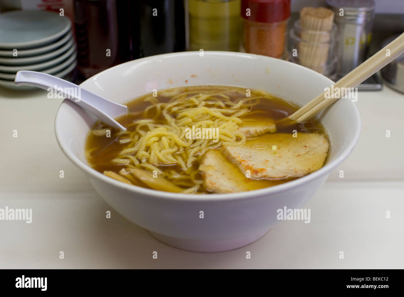 Un Ramen Di Shoyu in Una Ciotola Grigia Isolata in Bianco. Zuppa Di  Spaghetti Di Carne Giapponese Con Maiale Di Chashu. Cibo Asiat Fotografia  Stock - Immagine di scalogno, cucina: 211227044