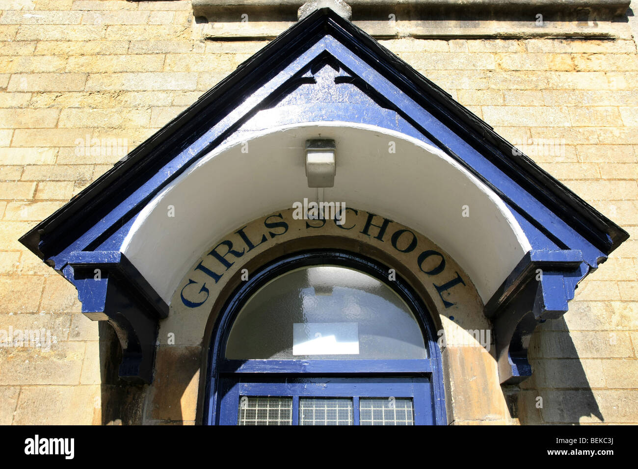 Un portico oltre la porta che conduce in Chippenham ragazze scuola Foto Stock