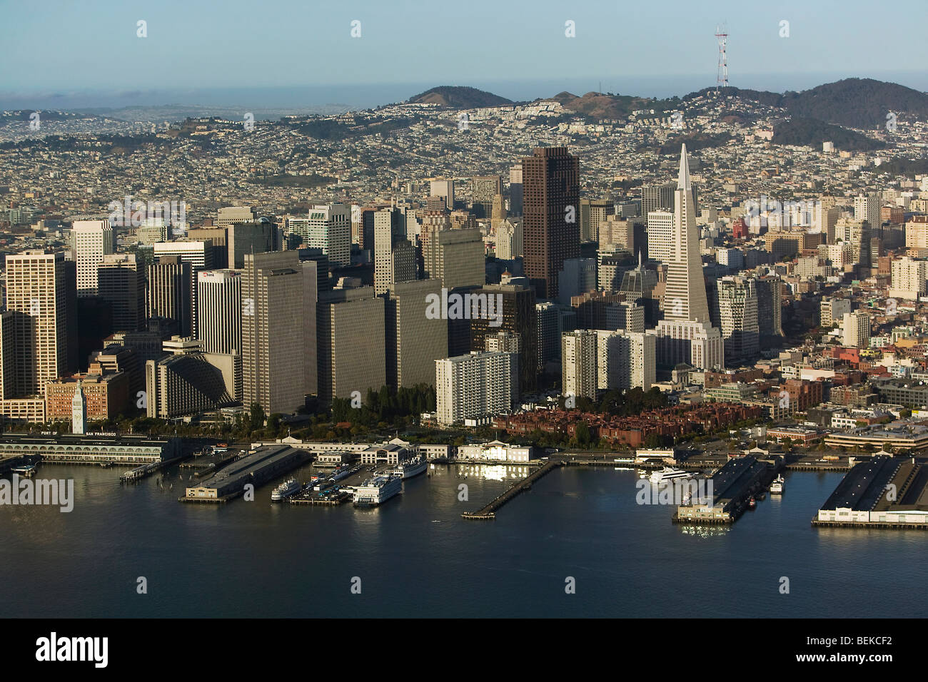 Vista aerea sopra San Francisco California Embarcadero waterfront financial district skyline Foto Stock