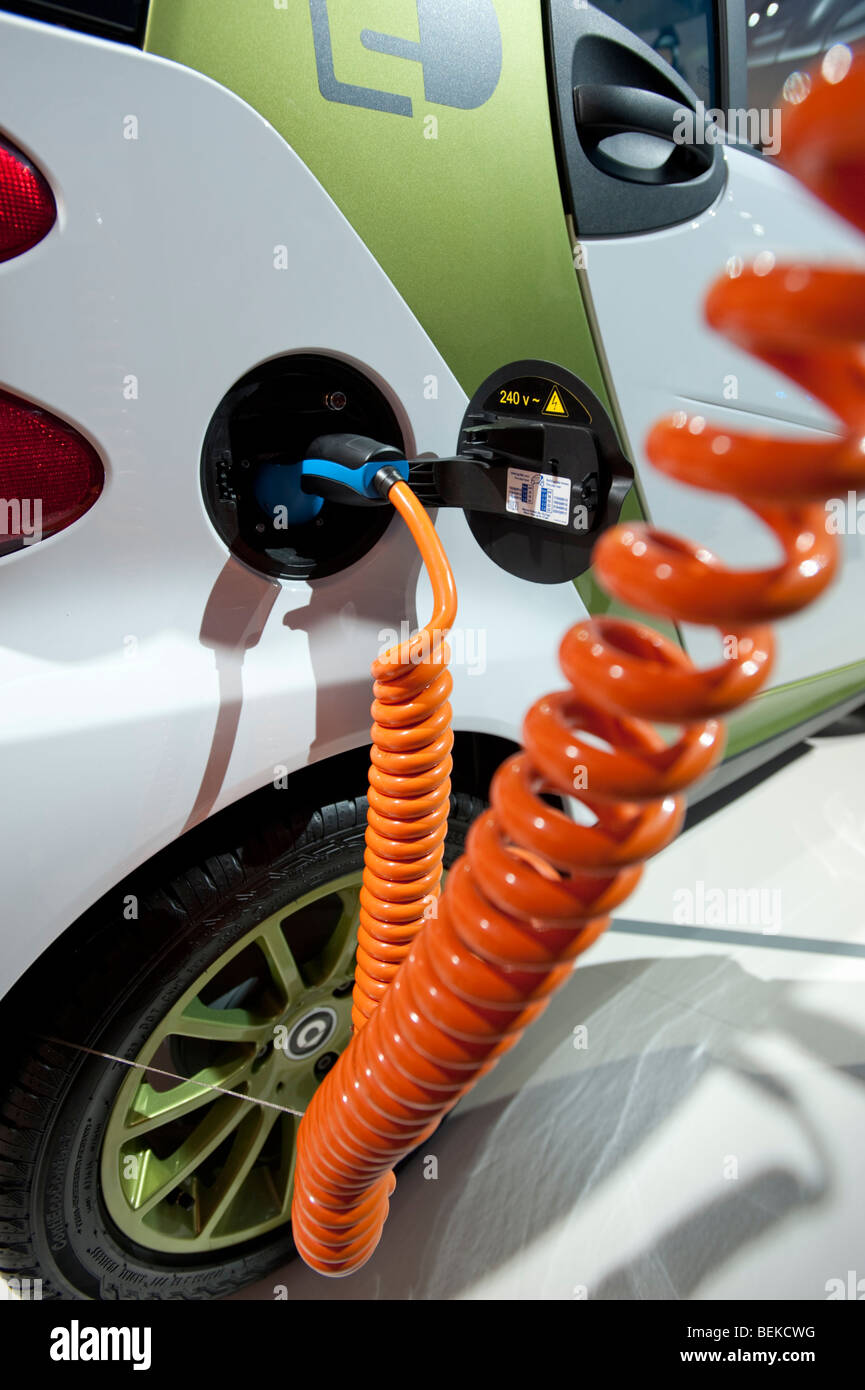 Plug in elettrico SMART AUTO viene ricaricata al Salone di Francoforte 2009 Foto Stock