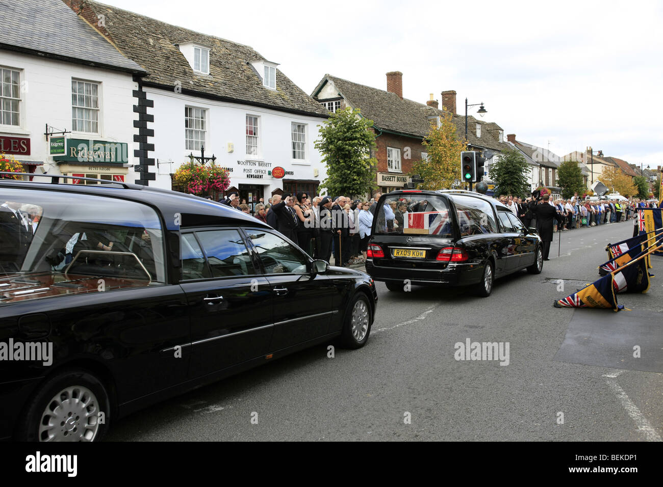 Militari corteo funebre di un altro soldato dalla guerra in Afganistan passa attraverso di Wootton Bassett Foto Stock