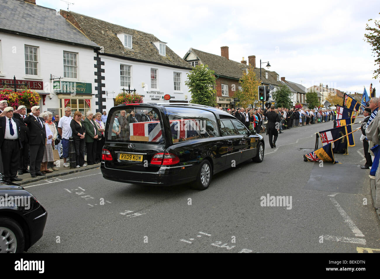 Militari corteo funebre di un altro soldato dalla guerra in Afganistan passa attraverso di Wootton Bassett Foto Stock