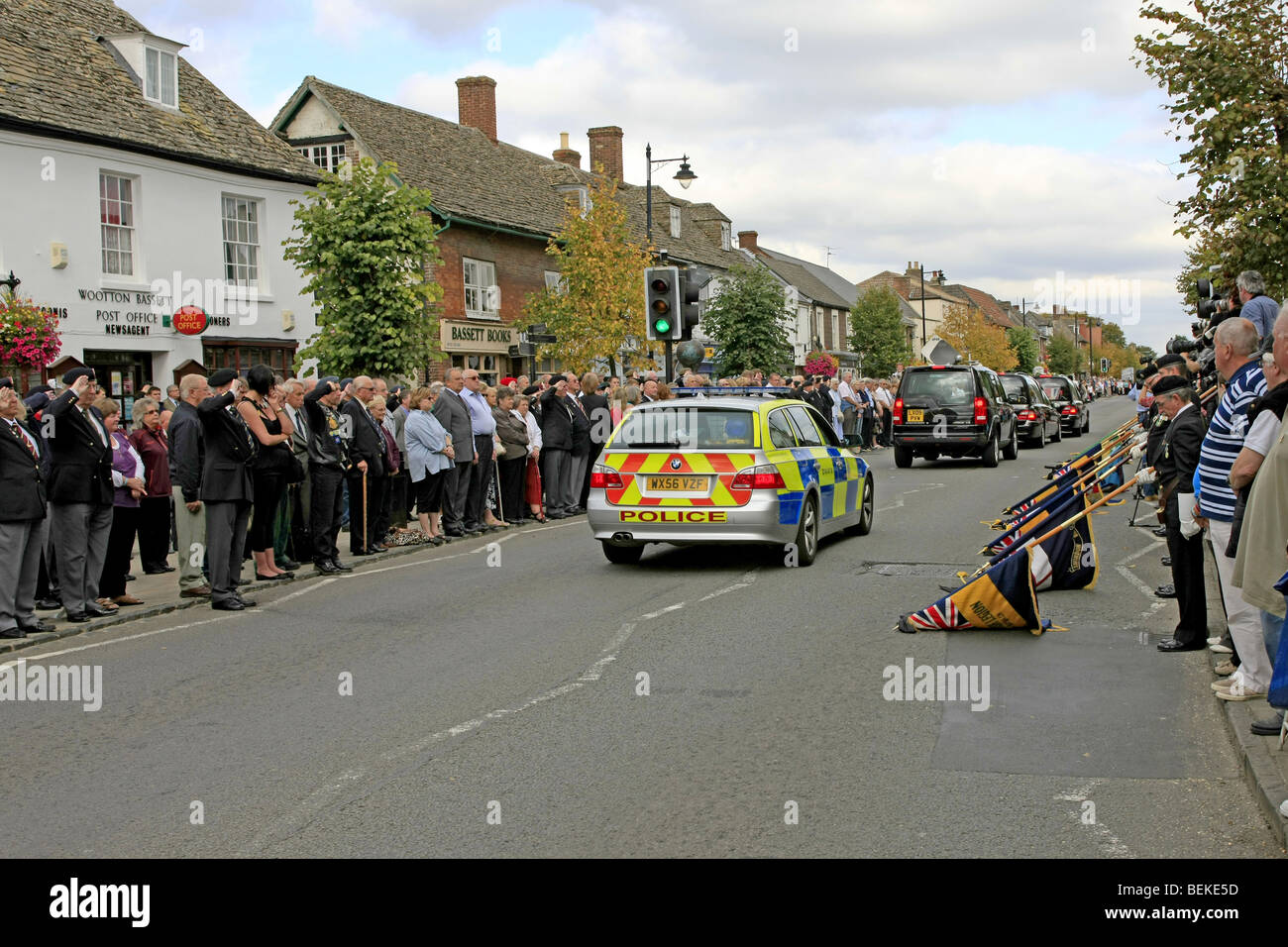 Soldati, ex soldati e la gente comune si raccolgono in Wootton Bassett Wiltshire per rendere omaggio agli uomini uccisi in Afganistan Foto Stock