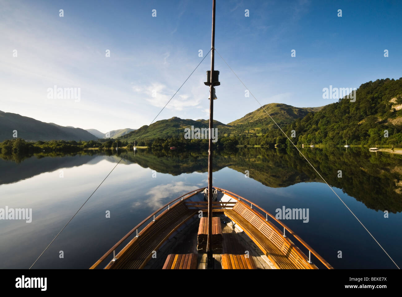 Ullswater vaporizzatore, signora del lago a Glenridding, Patterdale su un perfettamente ancora mattina d'estate Foto Stock