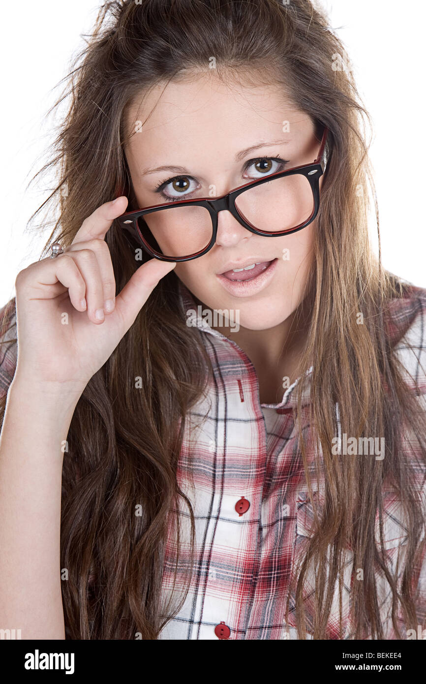 Colpo di un attraente Brunette Geek tenendo gli occhiali Foto Stock