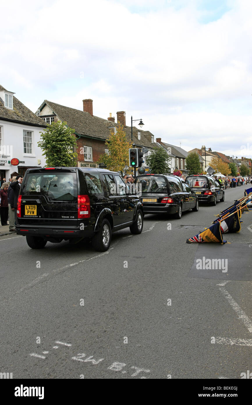 Militari corteo funebre di un altro soldato dalla guerra in Afganistan passa attraverso di Wootton Bassett Foto Stock