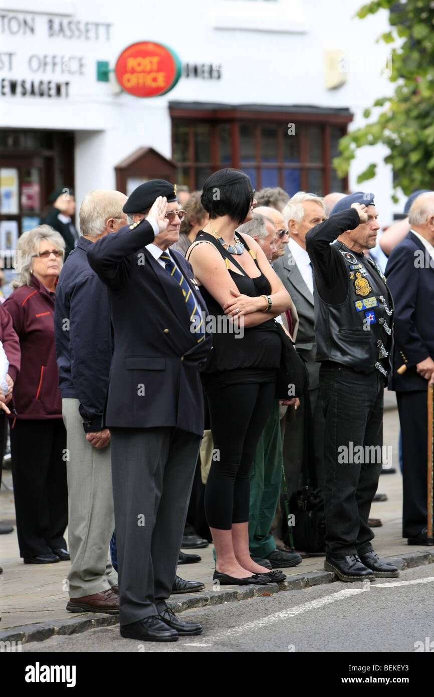 Soldati e di ex soldati e la gente comune si raccolgono in Wootton Bassett Wiltshire per rendere omaggio agli uomini uccisi in Afganistan Foto Stock