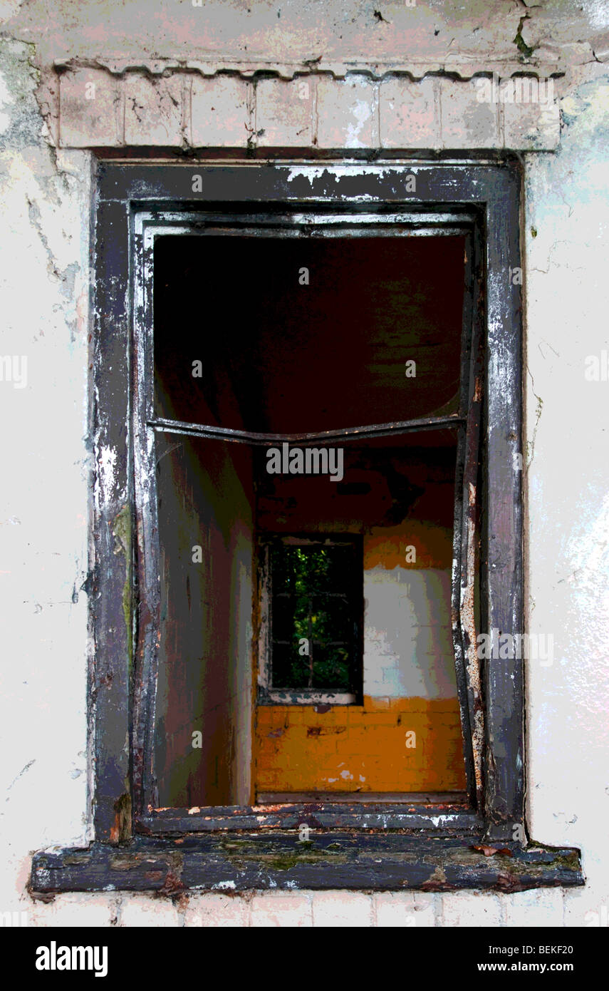 L abbandono. Sul telaio di una finestra in un antico edificio del parco. Foto Stock