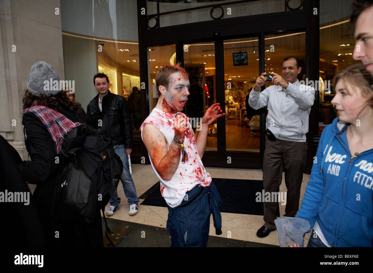 La gente vestita come zombie parlare lungo Oxford Street a Londra. Parte del mondo zombie giorno Foto Stock
