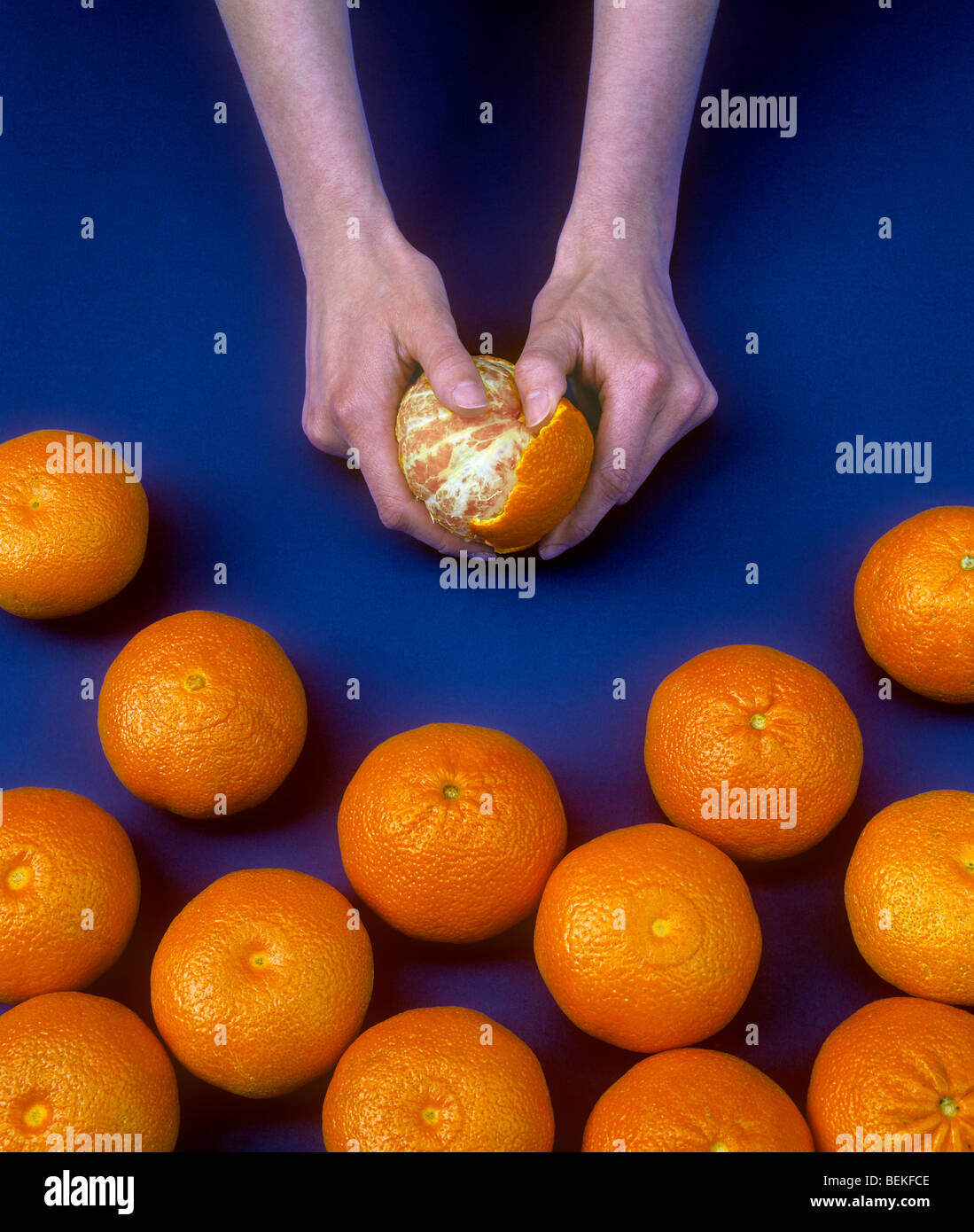 Peeling un arancione Foto Stock