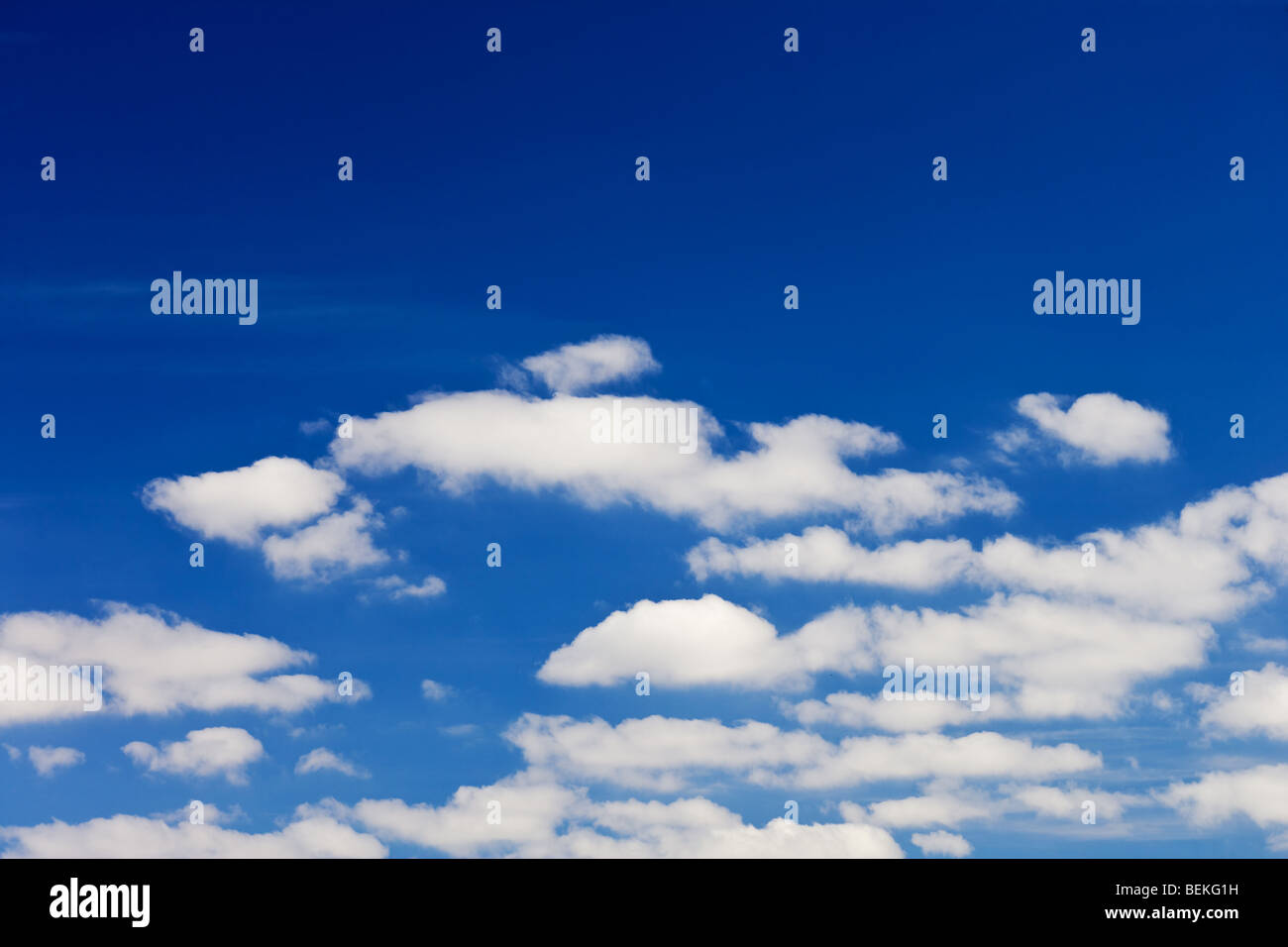 Blu cielo con soffici nuvole sullo sfondo Foto Stock
