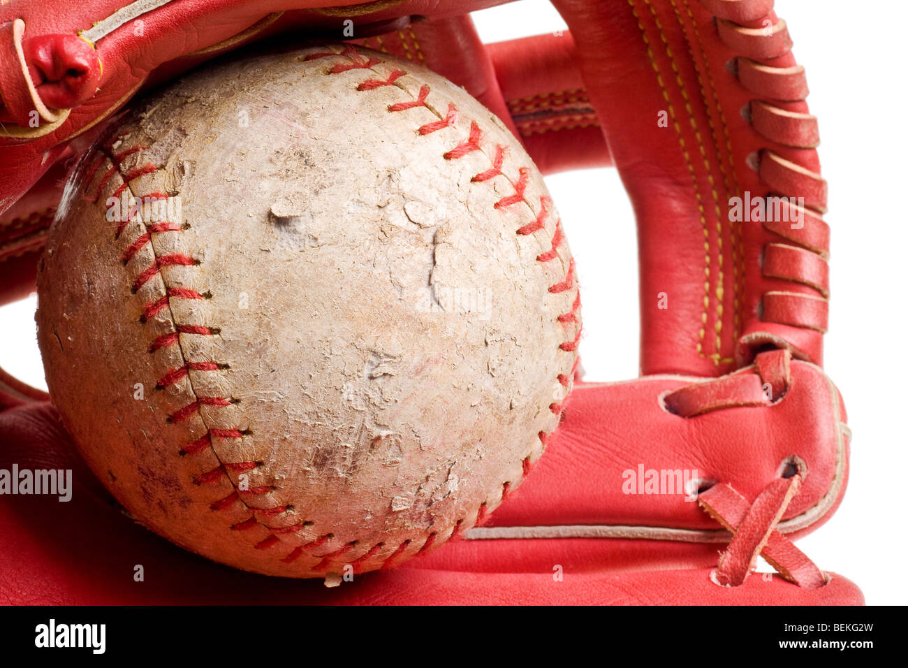 Il baseball in guanto mezzo isolato su sfondo bianco Foto Stock