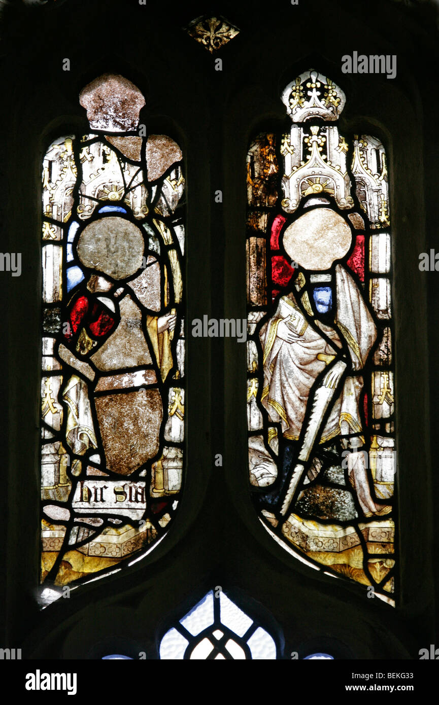 Medieval vetrata raffigurante Santa Barbara e santa Fede, Santa Margherita di Antiochia Chiesa, Cley-next-il-Mare, Norfolk Foto Stock