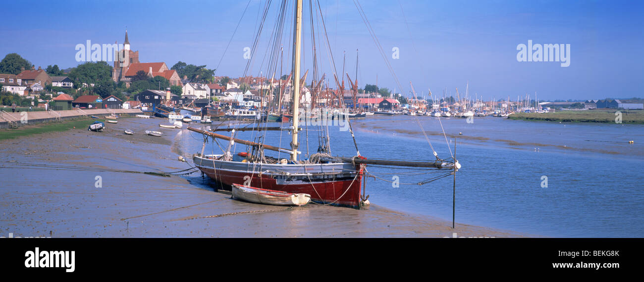 Gran Bretagna Inghilterra Maldon Essex Hythe Quay fiume Blackwater bassa marea Telegraph Oyster barca ormeggiata nel canale Foto Stock