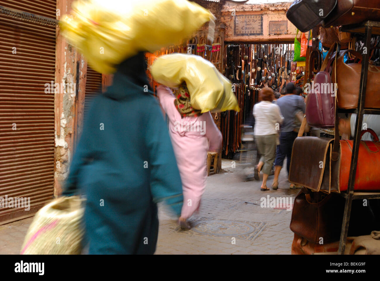 Le donne in abito tradizionale a Marrakech il souk, Marocco Foto Stock