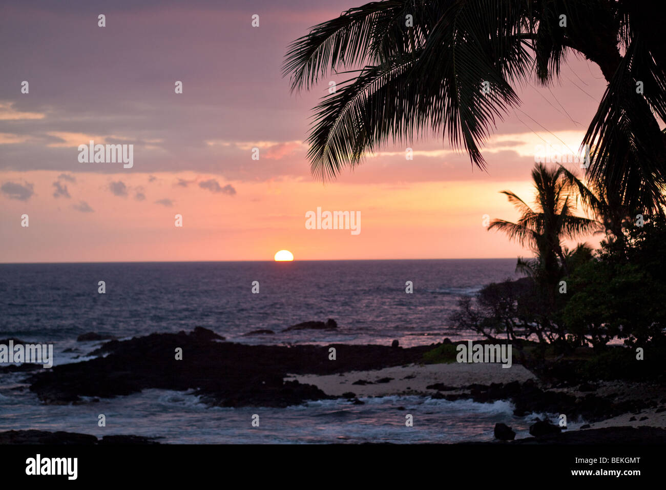 Vista costiera sulla Big Island delle Hawaii con pietre laviche al tramonto Foto Stock