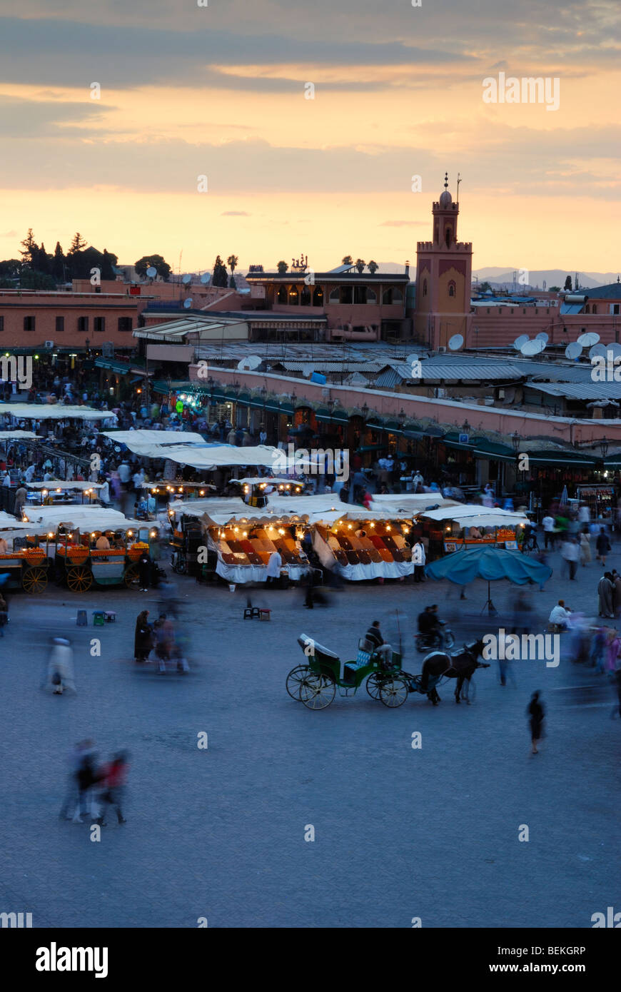 Vista sul tetto di Djemaa el Fna a Marrakech, Marocco all'alba Foto Stock