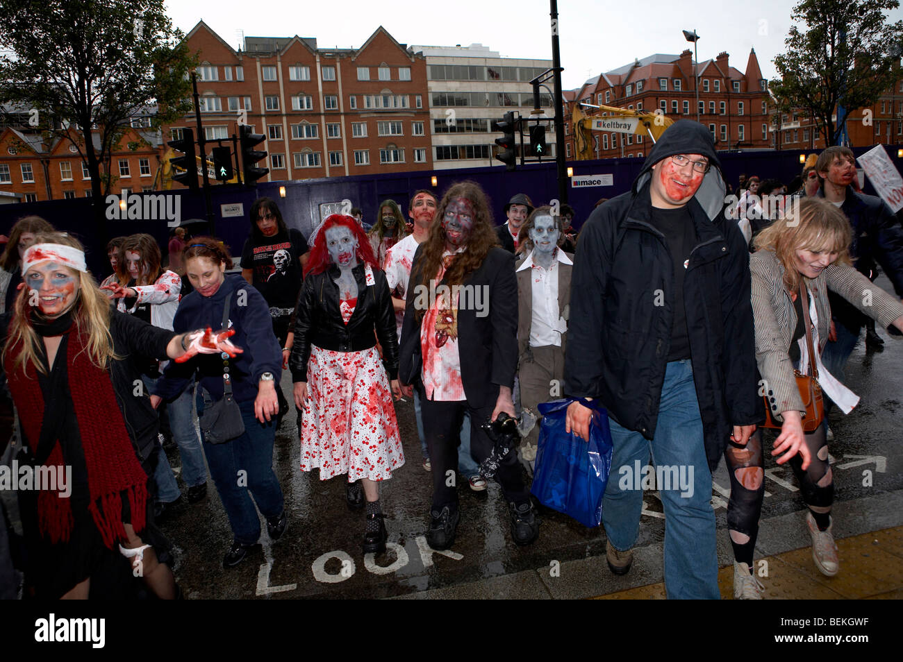 La gente vestita come zombie parlare lungo Oxford Street a Londra. Parte del mondo zombie giorno Foto Stock