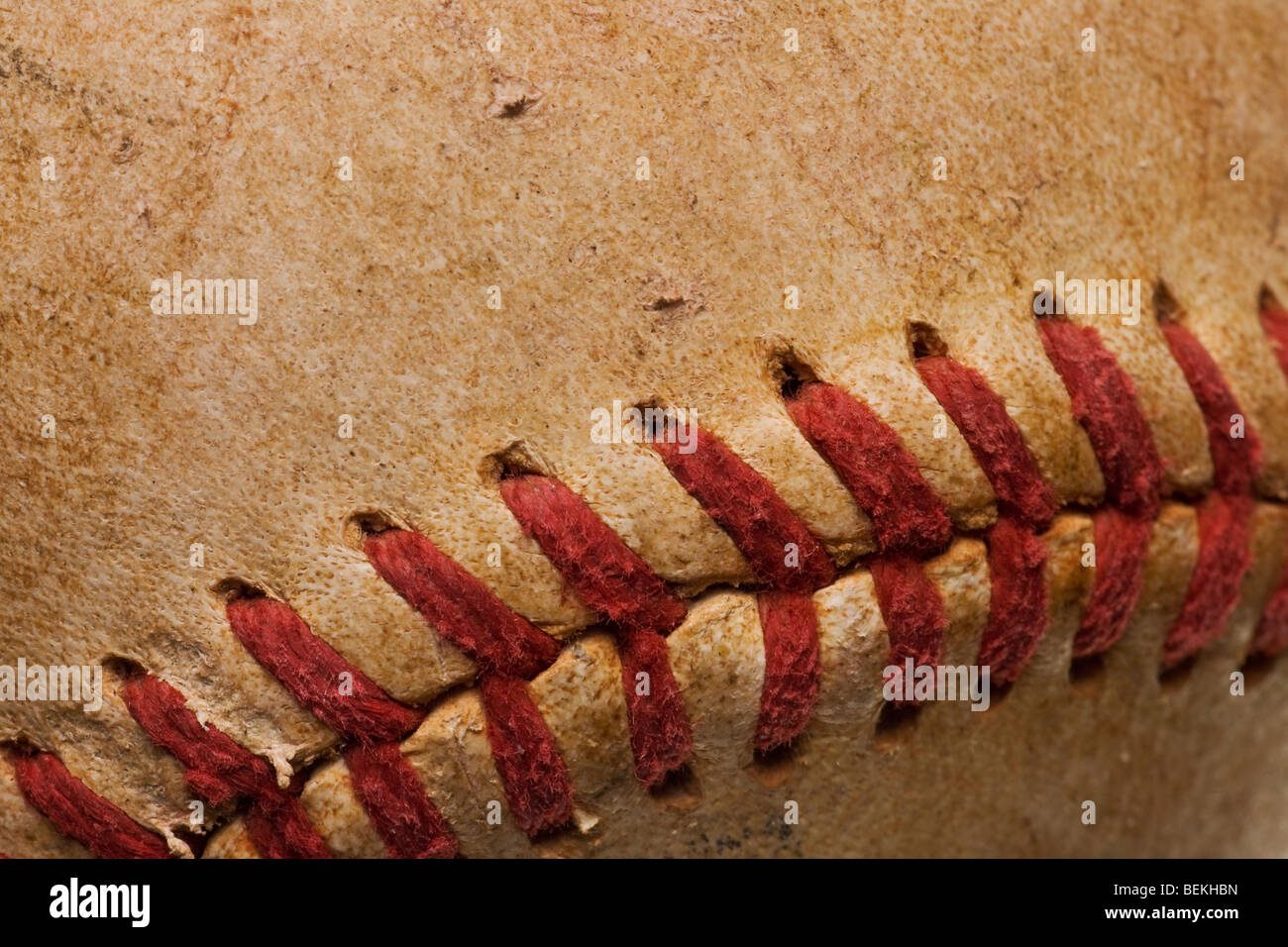 Il baseball con impunture rosse baseball isolati su sfondo bianco Foto Stock