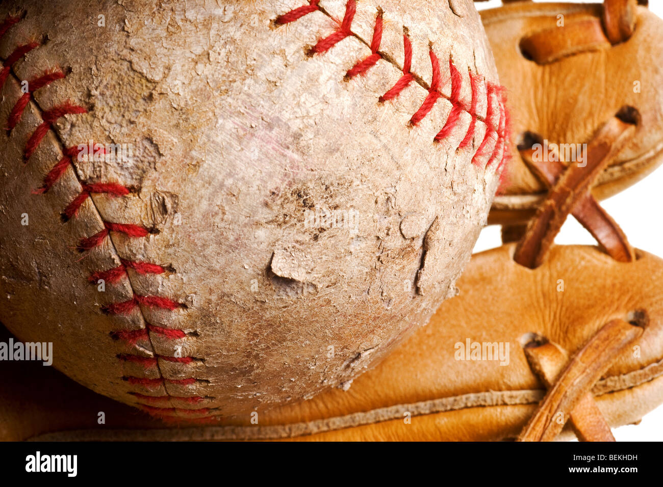 Il baseball in guanto mezzo isolato su sfondo bianco Foto Stock