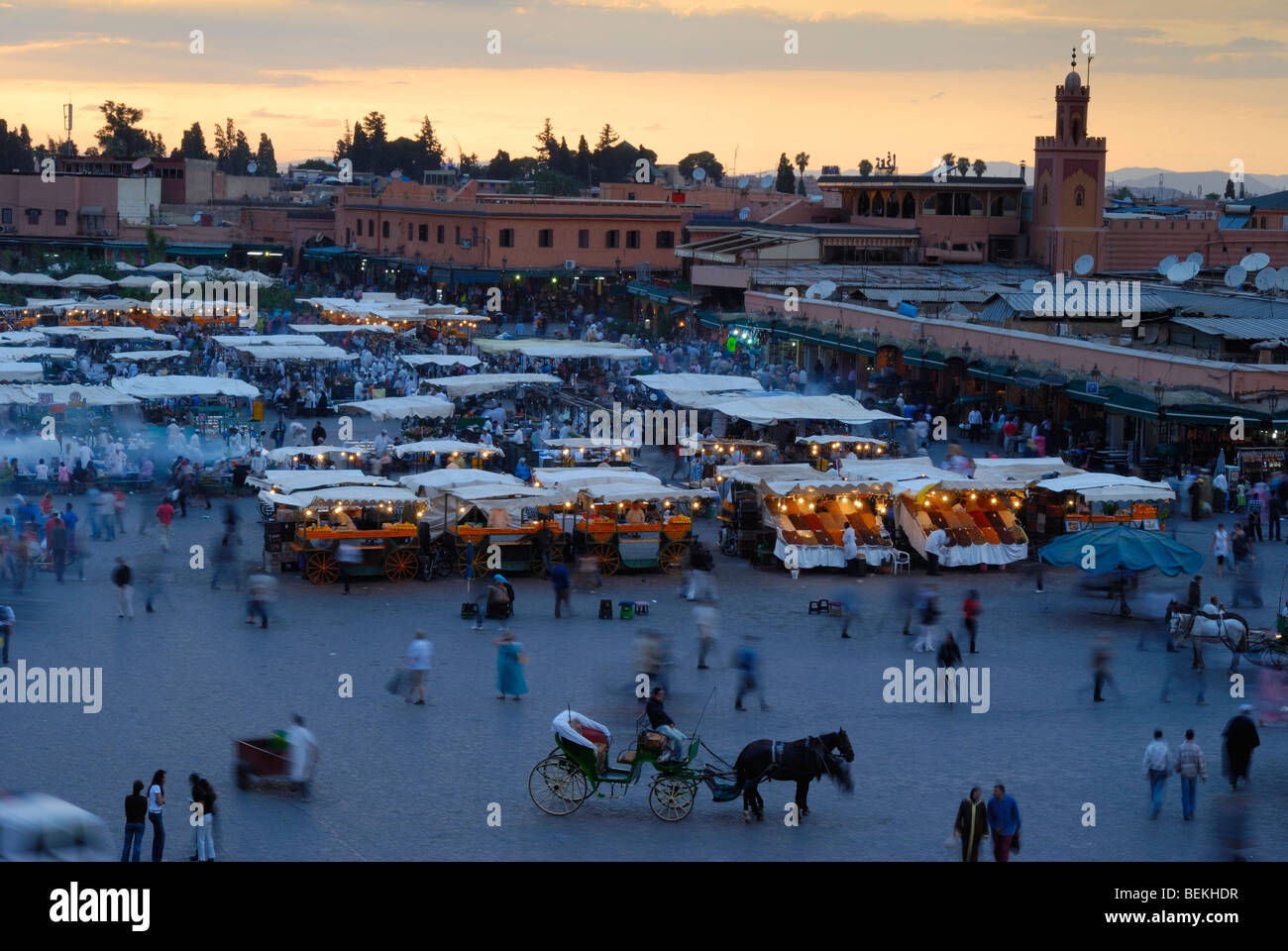 Vista dal tetto mazzo di Djemaa el Fna a Marrakech, Marocco all'alba Foto Stock