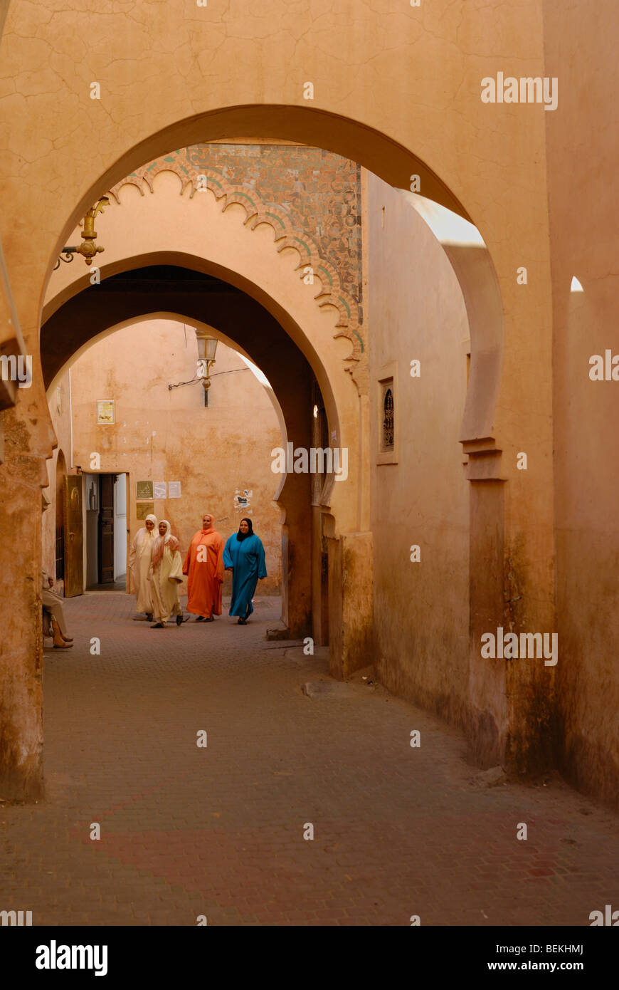 Un gruppo di donne in abito tradizionale a piedi a Marrakech, Marocco Foto Stock