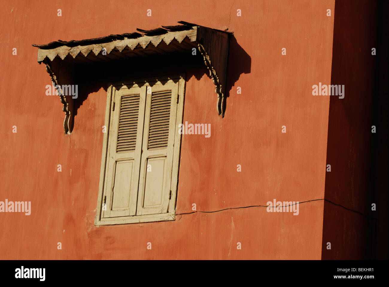 Una finestra sulla parete rossa, Marrakech, Marocco Foto Stock