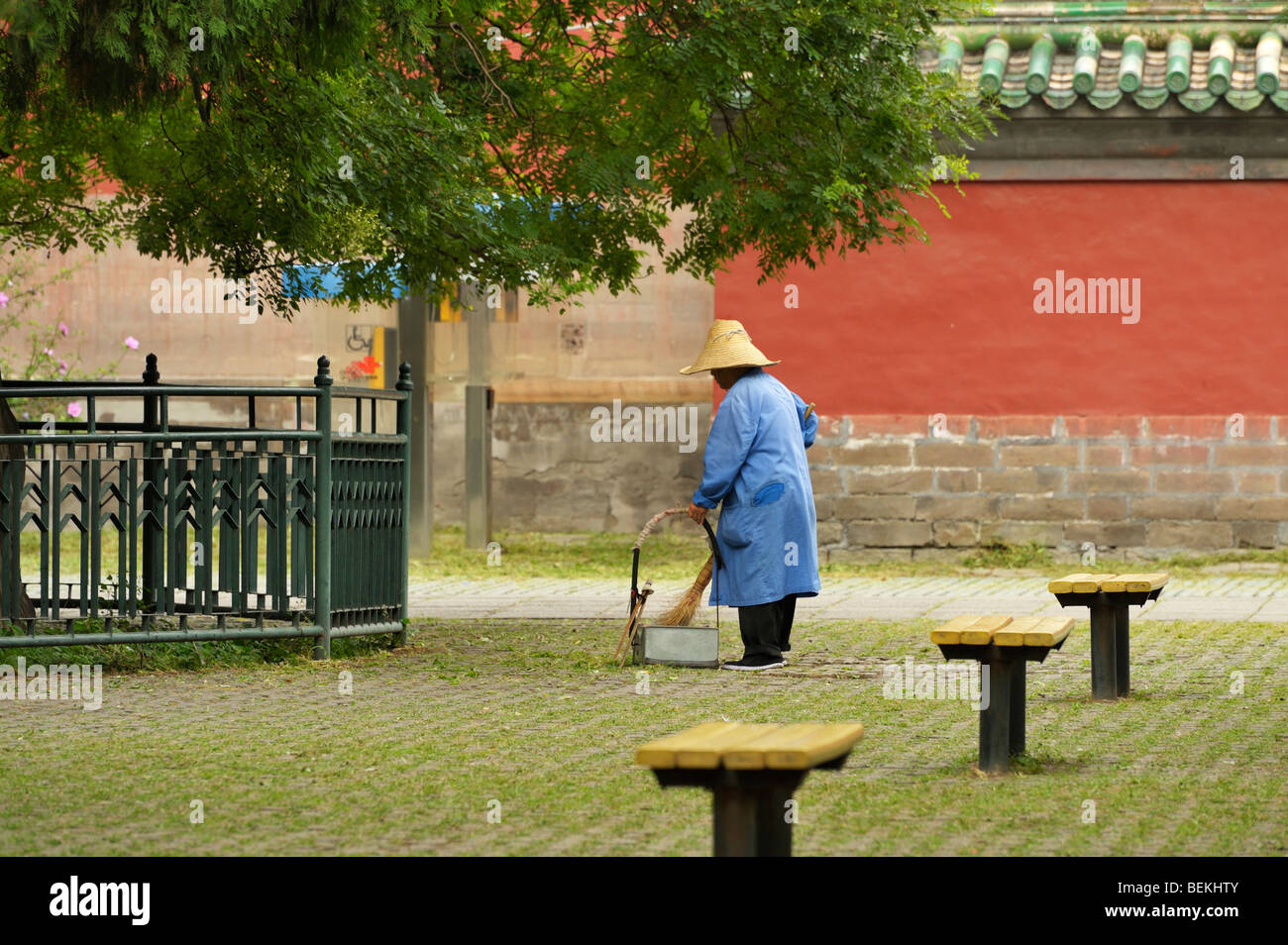 Un lavoratore ripulire prima che i turisti arrivino la domenica mattina occupato nel Tiantan Park, Pechino CN Foto Stock