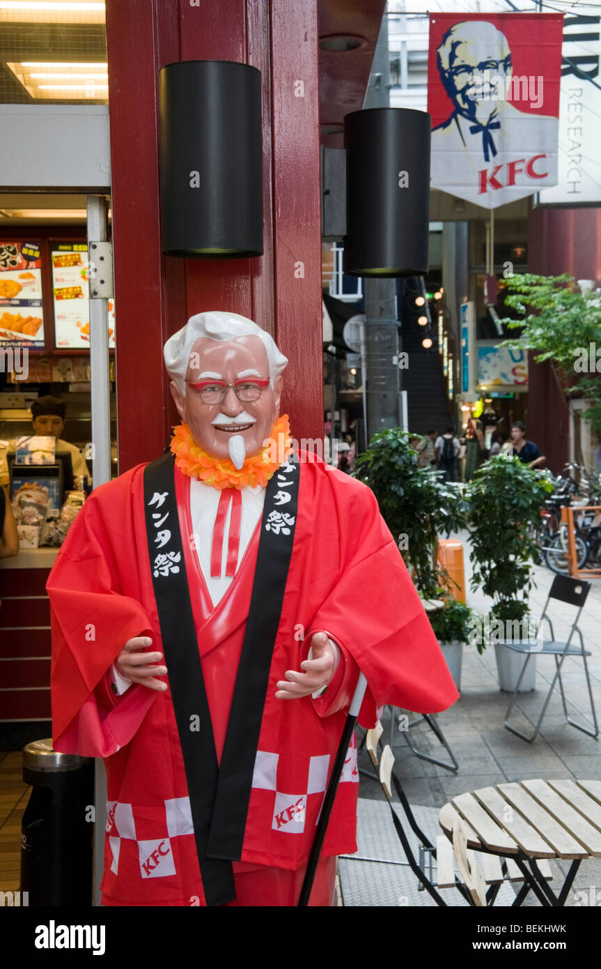 Il modello del colonnello Saunders al di fuori di un Kentucky Fried Chicken shop a Kyoto in Giappone Foto Stock
