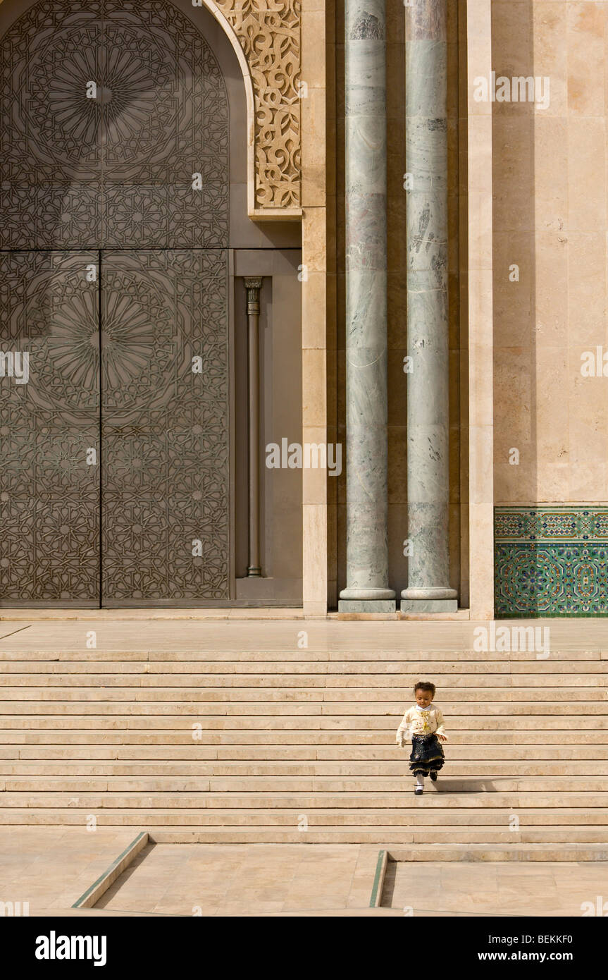 Una piccola ragazza marocchina gioca nel cortile della moschea di Hassan II, Casablanca, Marocco, Africa Foto Stock
