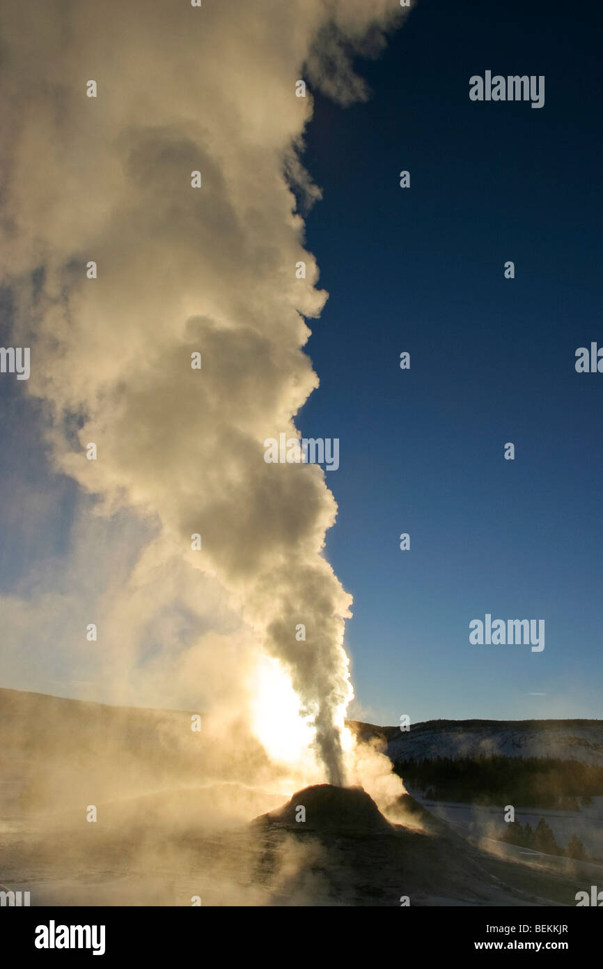 Piccolo geyser nella vecchia area di fedeli di beccucci al tramonto nel Parco Nazionale di Yellowstone durante l'inverno. Foto Stock