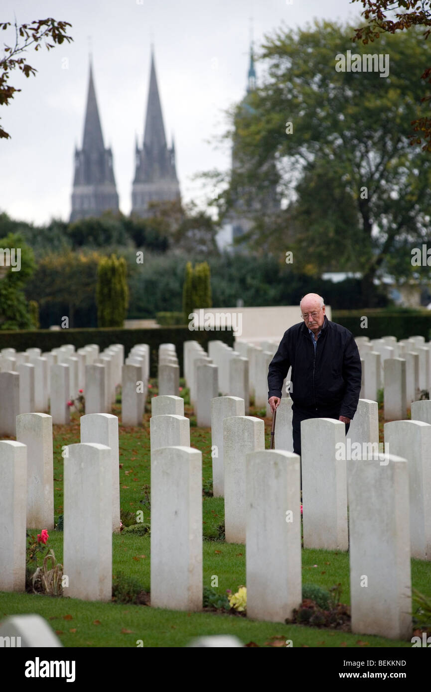 Bayeux Commonwealth War Graves cimitero della commissione,,di Bayeux in Normandia, Francia. Membro della famiglia in foto, modello rilasciato. Foto Stock