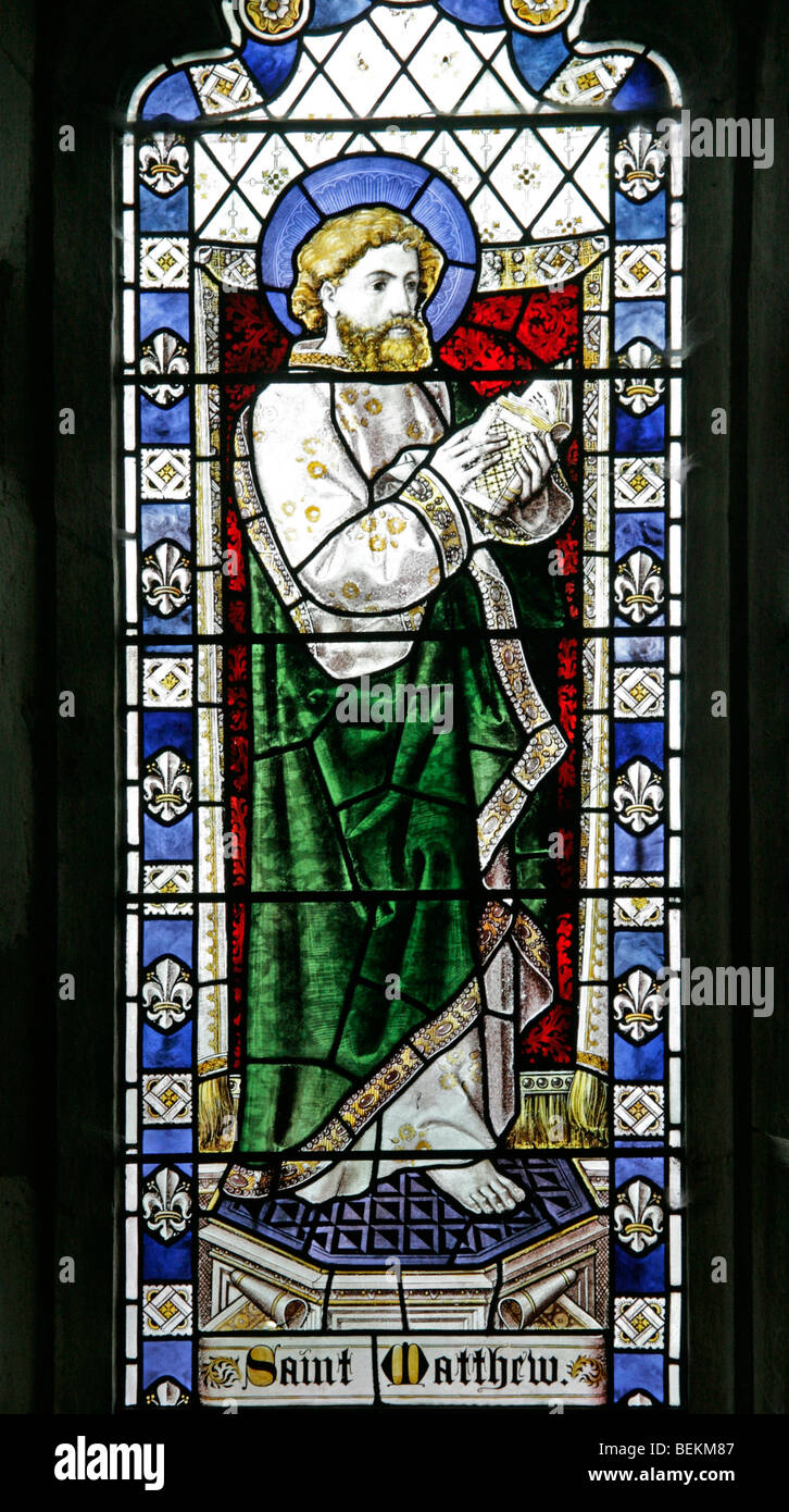 Una vetrata raffigurante San Matteo apostolo, Chiesa di Tutti i Santi, Shipdham, Norfolk Foto Stock