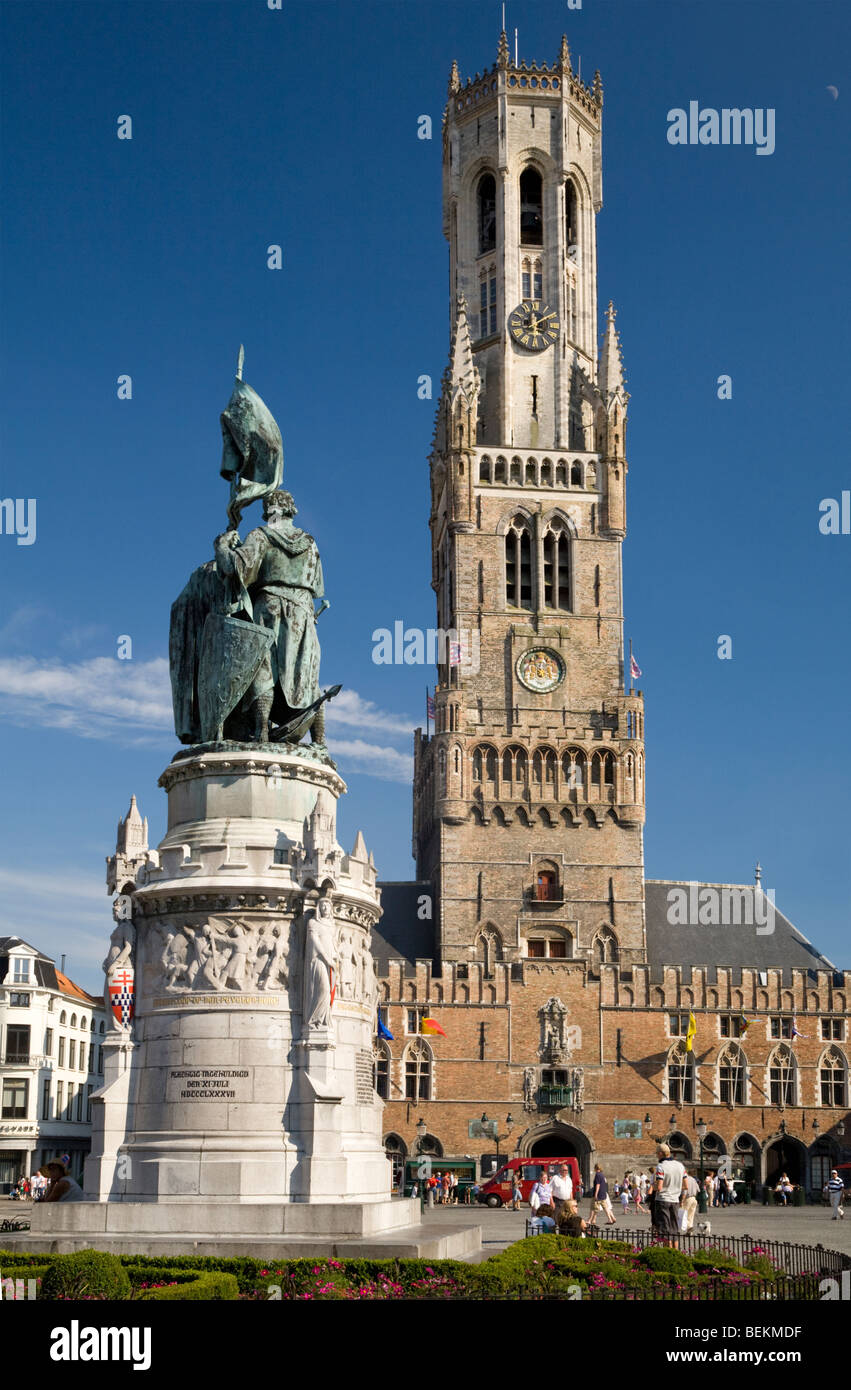 Statua di Jan Breydel e Pieter De Coninck e il campanile in Markt, Bruges Foto Stock Statua di Jan Breydel e Pieter De Coninck e il campanile in Markt, Bruges Foto Stock