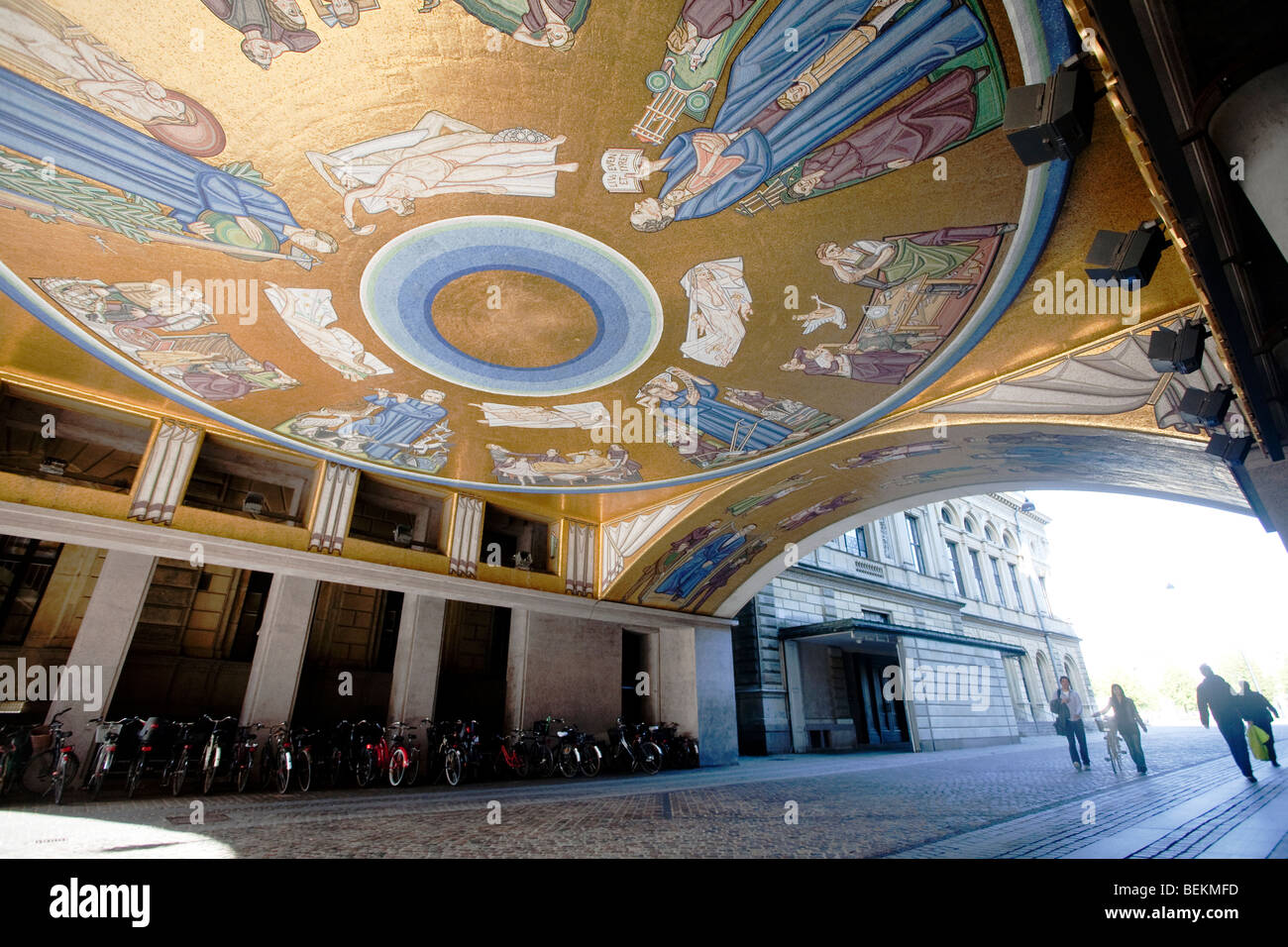 Murale sotto la passerella accanto al Royal Theatre (Det Kongelige Teater), Copenhagen, Danimarca Foto Stock