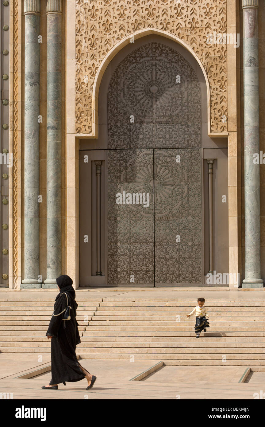 Una piccola ragazza marocchina corre giù per una scalinata nel Cortile della moschea di Hassan II, Casablanca, Marocco, Africa Foto Stock
