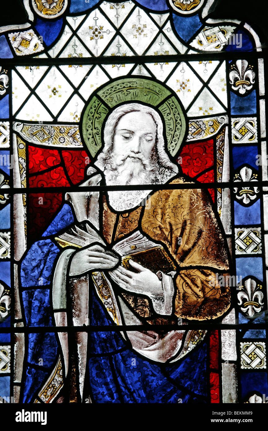 Dettaglio di una vetrata raffigurante San Marco l'Apostolo, la Chiesa di Tutti i Santi, Shipdham, Norfolk Foto Stock