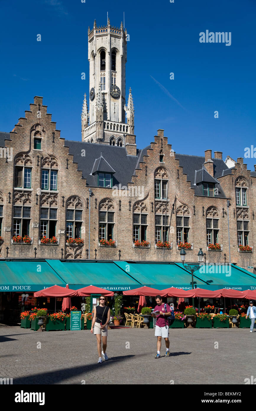 I turisti a Burg mostra Ristorante Tom Pouce e torre campanaria (Belfort), Bruges Foto Stock