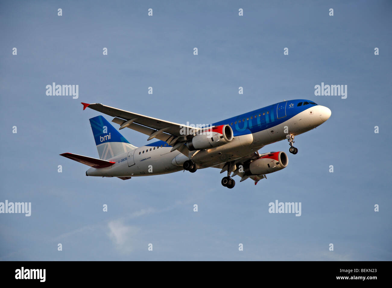 Un bmi British Midland Airbus A319-131 provenienti per atterrare all'Aeroporto di Londra Heathrow, UK. Agosto 2009. (G-DBCB) Foto Stock