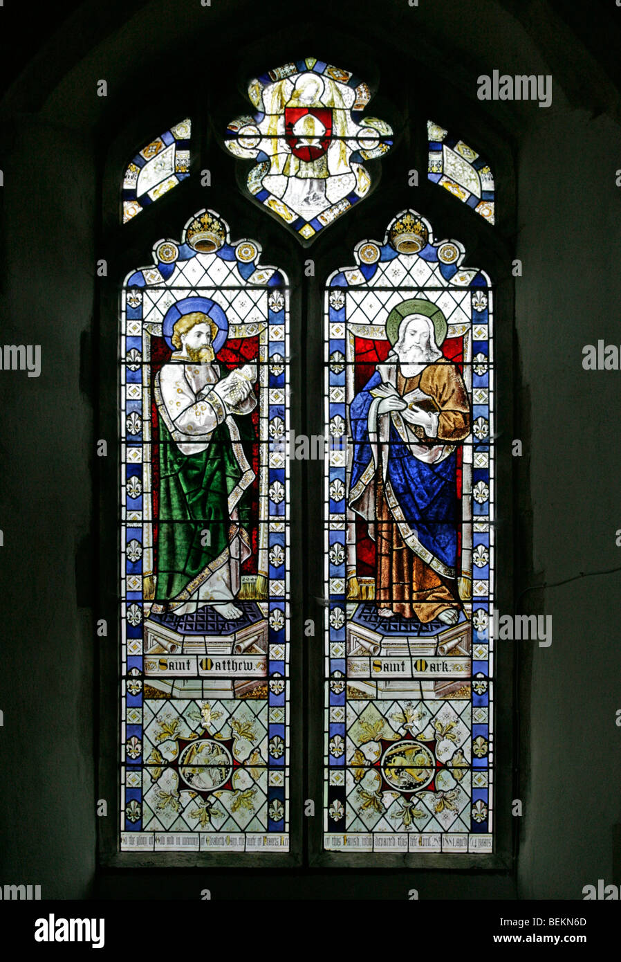 Una delle vetrate colorate raffiguranti Santi Matteo e Marco, Chiesa di Tutti i Santi, Shipdham, Norfolk Foto Stock