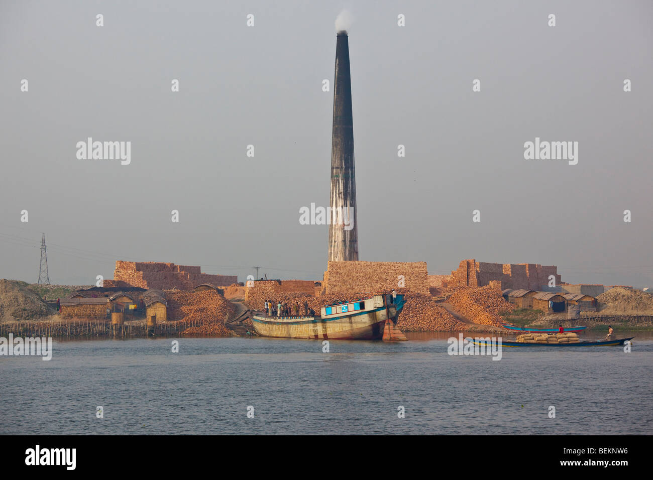 Fabbrica di mattoni sul fiume Buriganga vicino a Dacca in Bangladesh Foto Stock