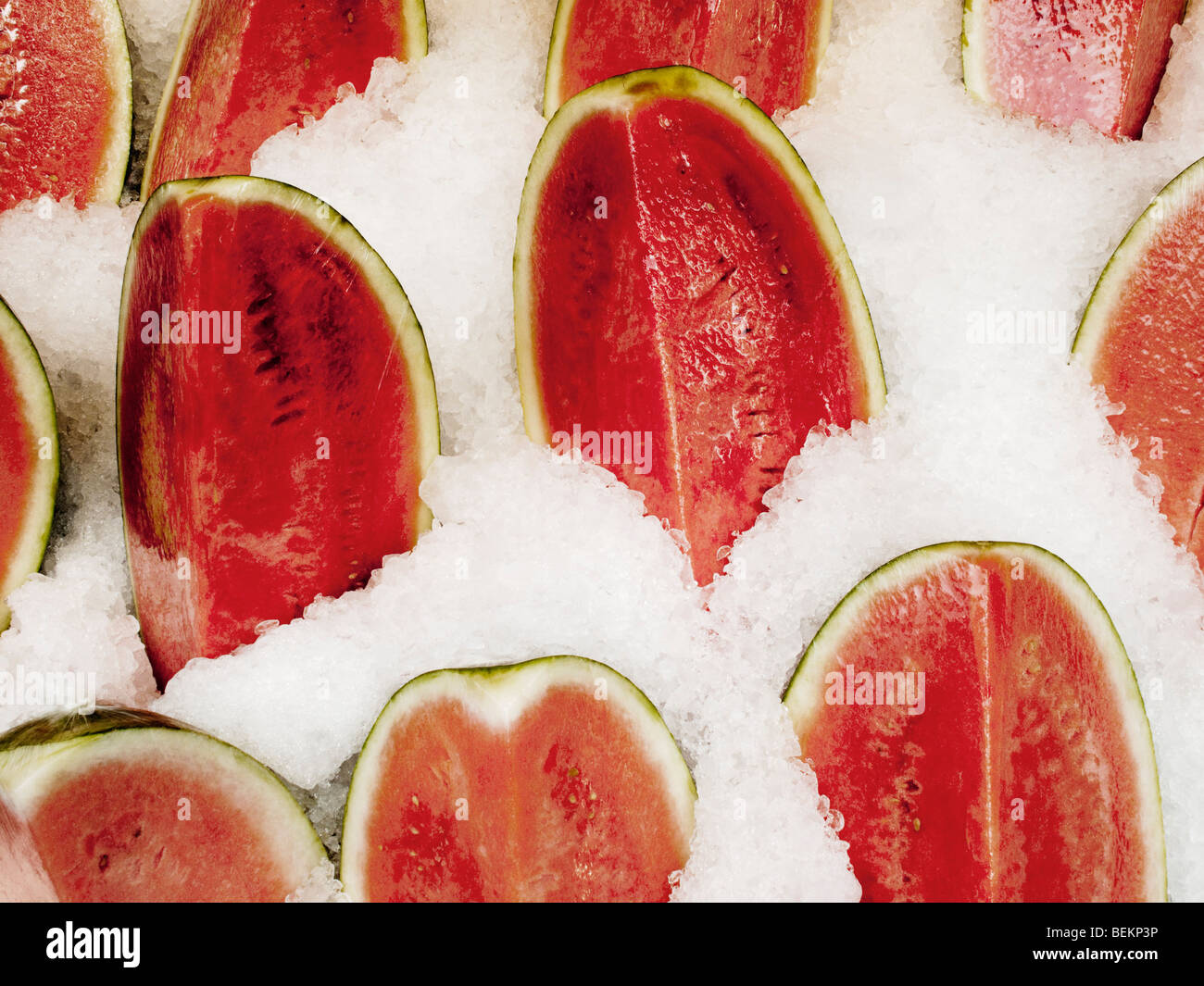 Fette di melone acqua avvolto in Cellphane su ghiaccio Foto Stock