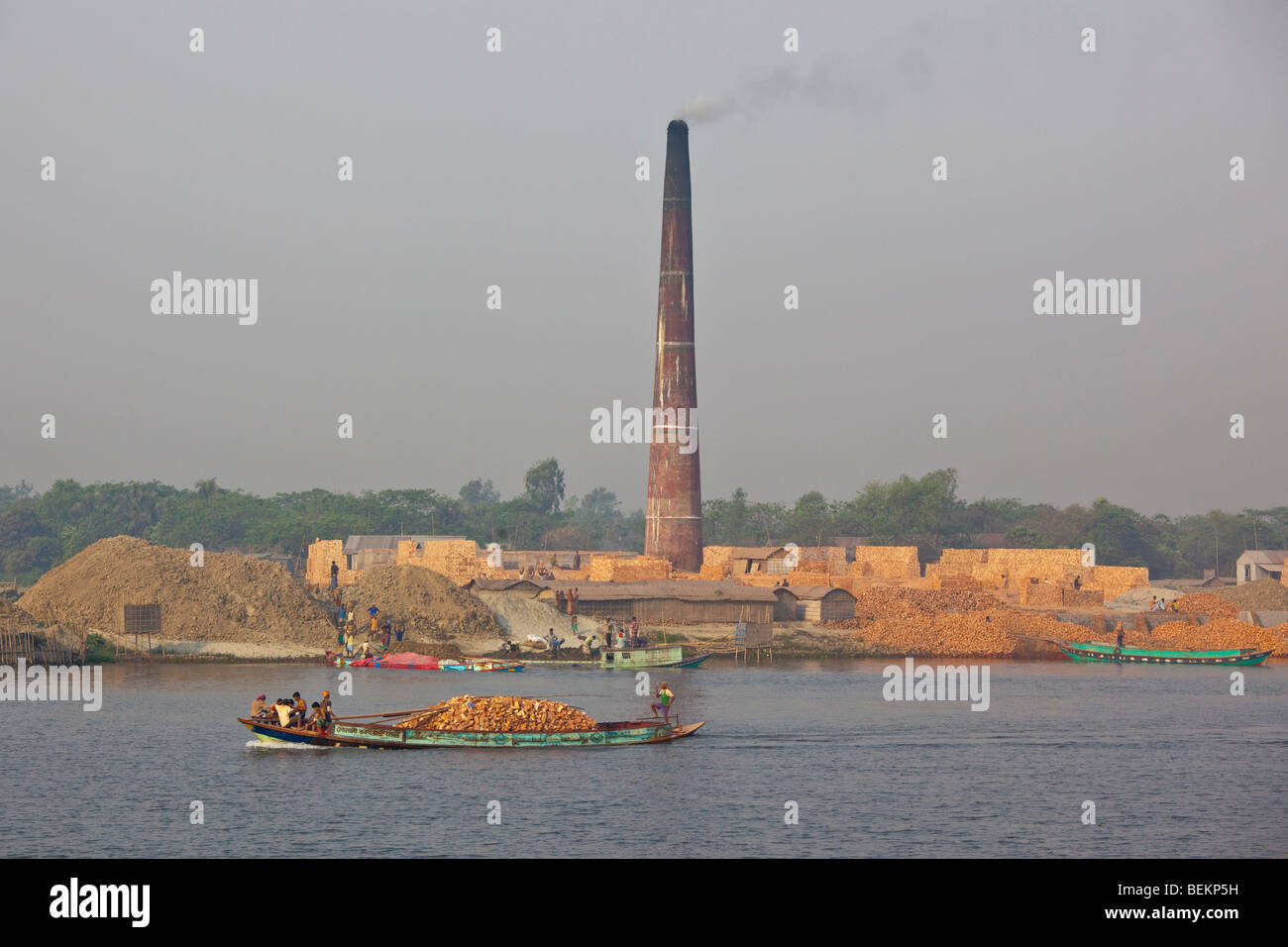 Fabbrica di mattoni sul fiume Buriganga vicino a Dacca in Bangladesh Foto Stock