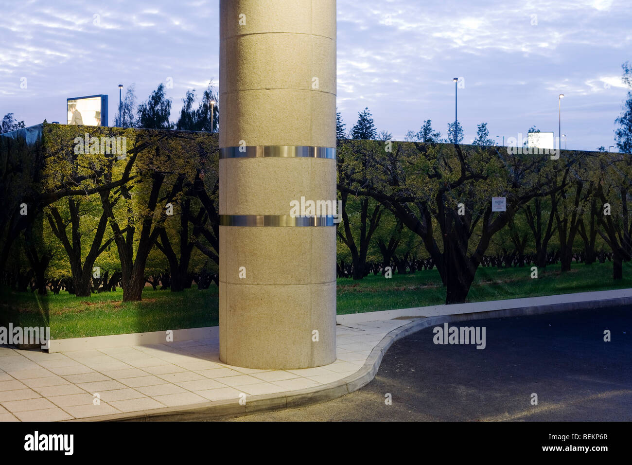 Un incongruo paesaggio di false alberi forestali nel mezzo di un aeroporto industriale molto. Un pilastro portante della catena alberghiera, Sofitel Foto Stock