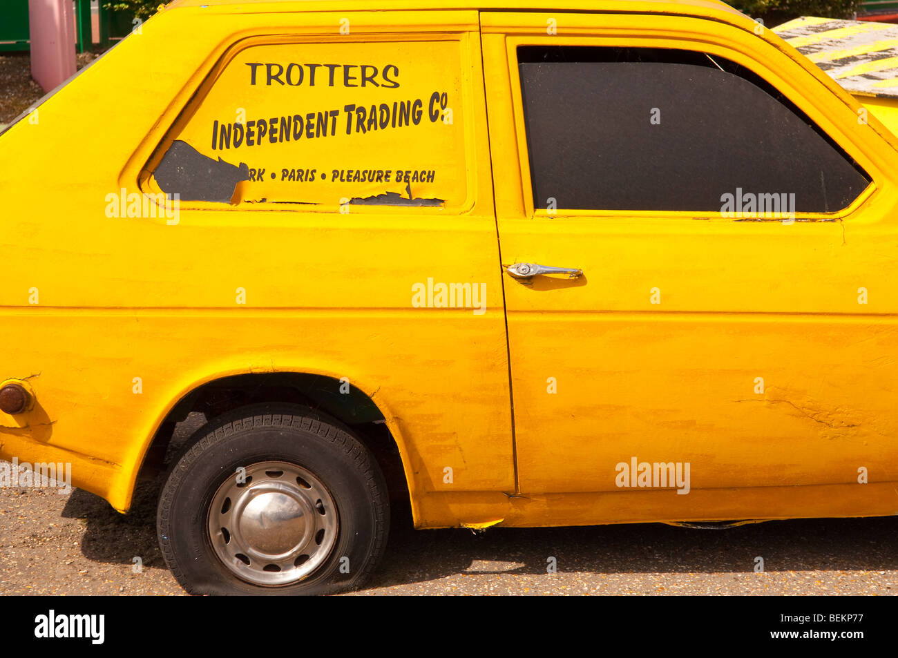 Un giallo Robin Reliant da Only Fools & Horses con zampetto Independent Trading Co. sul lato nel Regno Unito Foto Stock