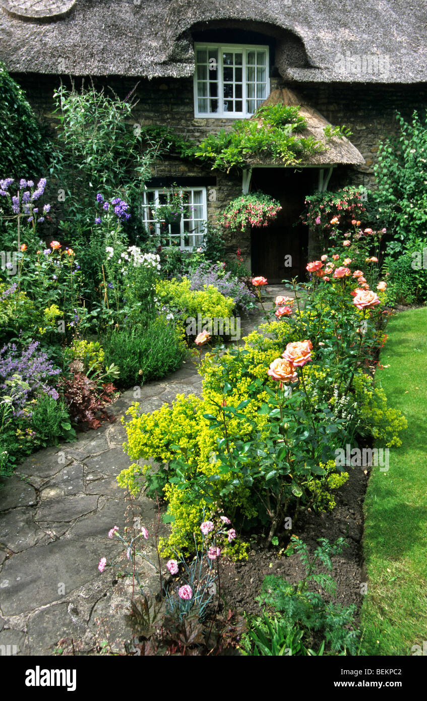 Cortile anteriore con fiori colorati a Thornton-le-Dale, nello Yorkshire, Inghilterra, Regno Unito Foto Stock