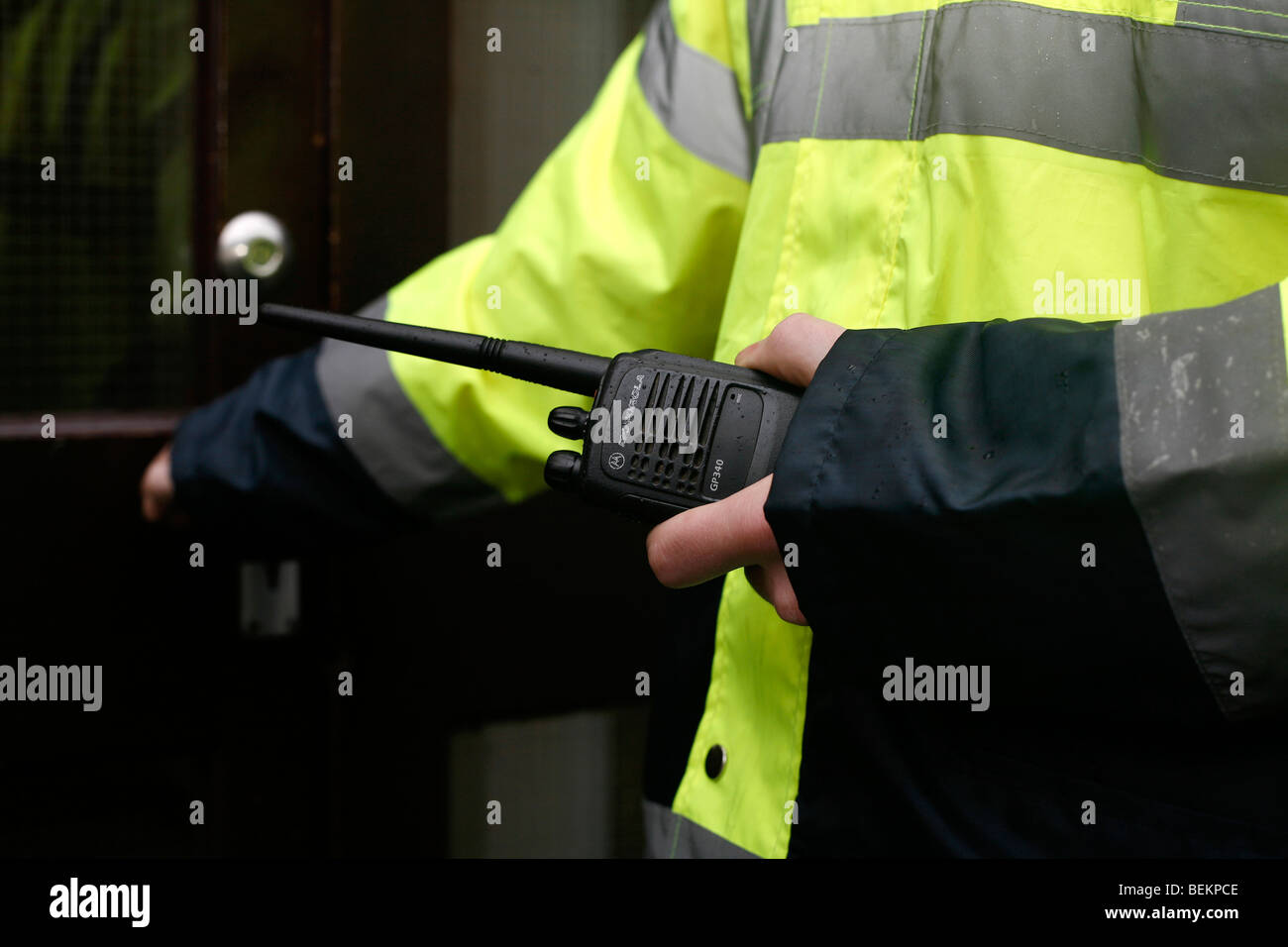 La guardia di sicurezza con mobile walkie-talkie, close-up Foto Stock