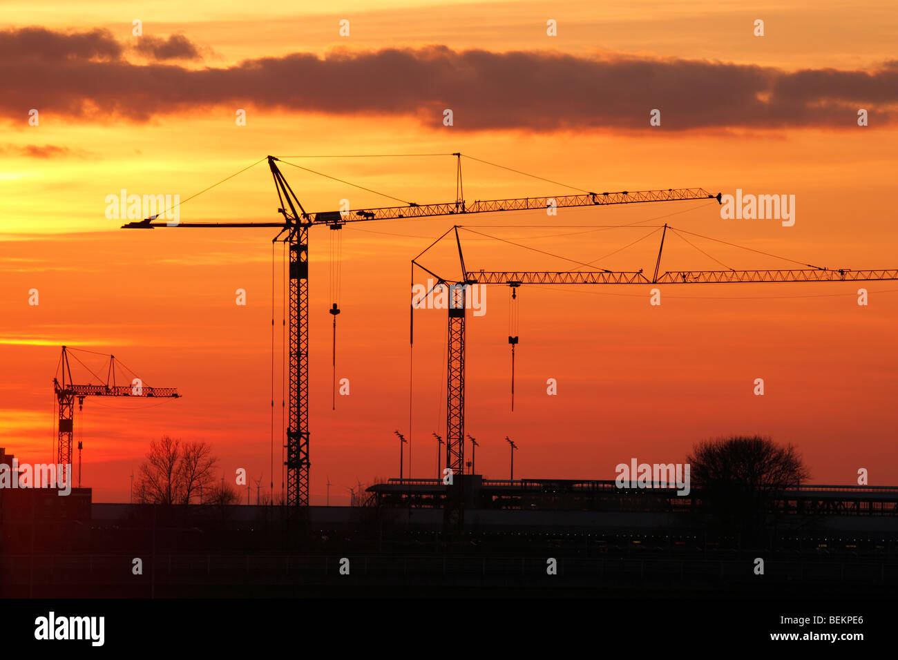 Gru a torre presso l'aeroporto Leipzig-Halle, Germania Foto Stock