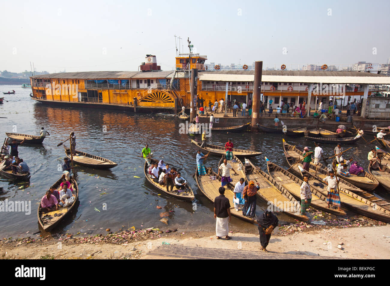 Razzo Mahsud ruota a palette barca a Dhaka Bangldesh Foto Stock