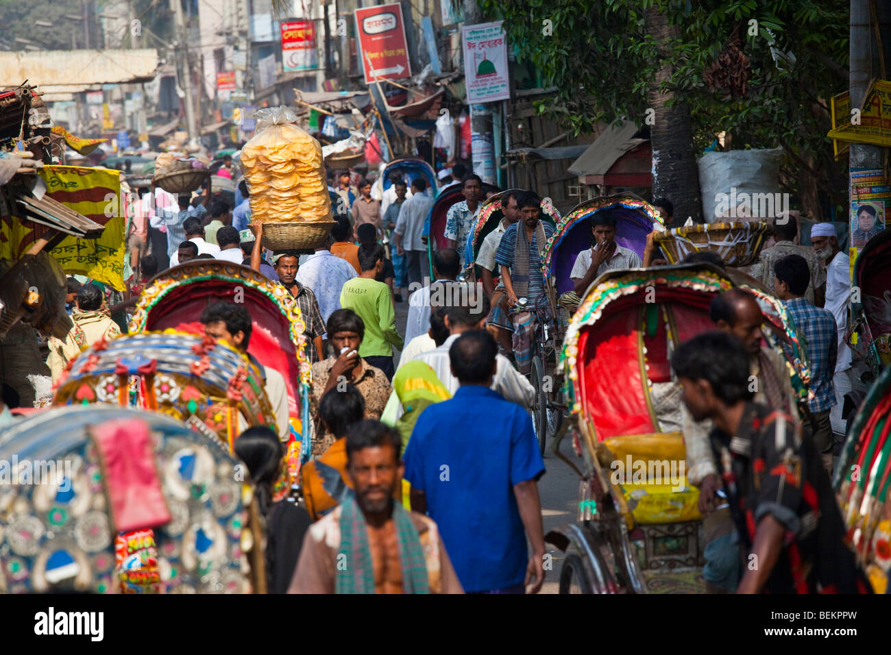 Restringere la strada affollata nella vecchia Dacca in Bangladesh Foto Stock